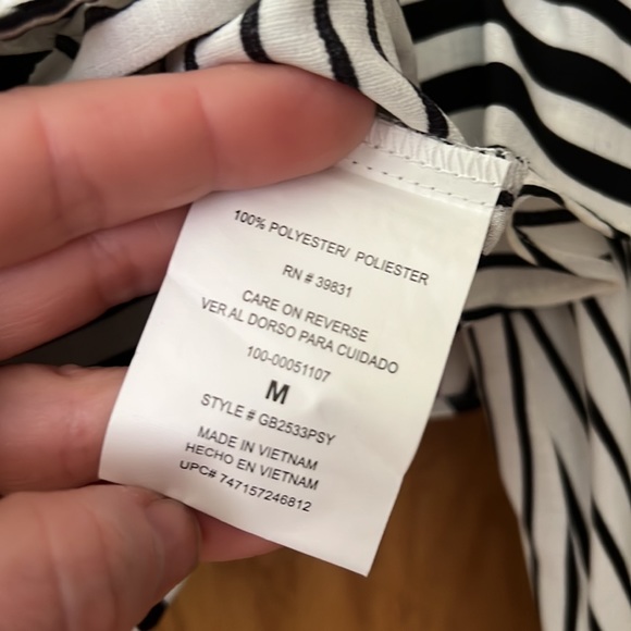 Gianni Bini slightly bow sleeve crisscross top - Picture 8 of 8